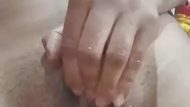 दो उंगलियों से चूत चोदकर लड़की ने अंदर से पानी निकाला