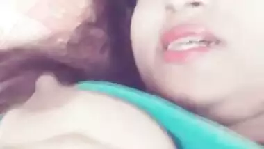 Married Indian girl with sexy face acts as XXX model while hubby isn't home