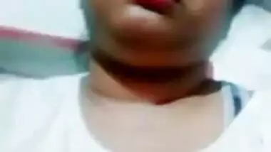 Sexy Desi Girl Showing Her Boobs