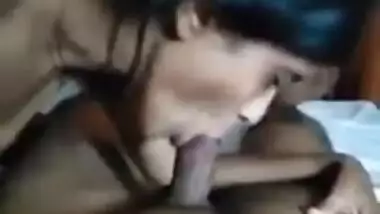 अरे धीरे से चूस, लंड को काट लेगी अपने दांतों से!