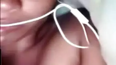 Teen Lankan girl demonstrates her Desi XXX melons in close-up clip