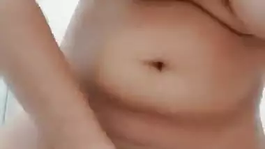 Muslim babe in shawer