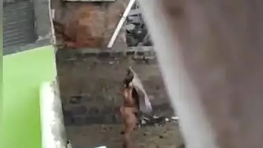 Desi milf Nude Captured Secretly While Bathing on Outdoor