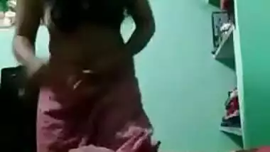 Desi Bhabhi striptease selfie MMS video