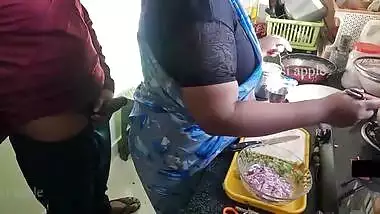 तमिल नौकरानी को काला लंड दिखाता ठरकी आदमी