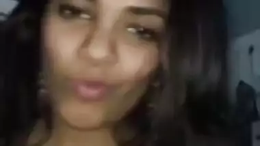 Pantyless Desi dancer can easily become a porn actress if she wants to