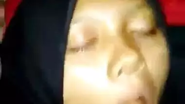 जीन्स पहनी हिजाबी लड़की की चूत चोदी