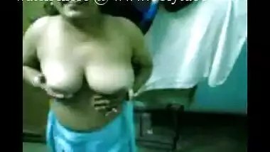 Matured Pakistani Aunty Breast Exposed