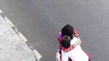 Desi girl very hot kiss in Road