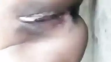 देहाती लड़की सारे कपड़े उतारकर हुई नंगी, खोलकर दिखाई अपनी चूत