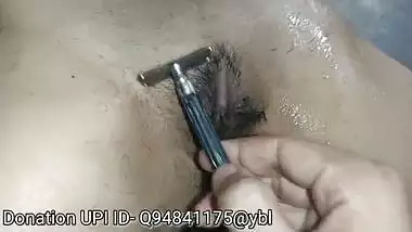 रितिका की झांट के बाल काटे