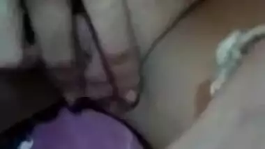 बॉयफ्रेंड को दिखाने के लिए नैंसी ने टाइट बुर में ऊँगली की