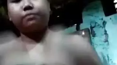 Indian slut doesn't know how to pose but tries hard exposing tits