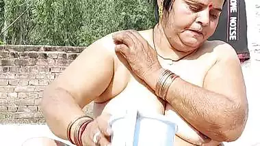 देहाती आंटी नंगी नहाती खुले में क्सक्सक्स.हिंदी पोर्न क्लिप