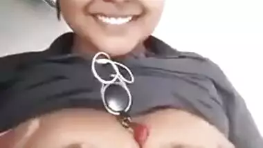 Massive Indian boob show MMS selfie episode