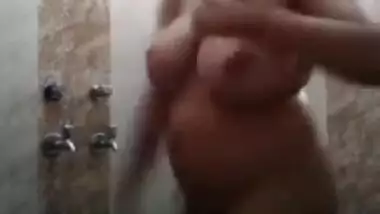 Desi girl satisfies BF's sex dreams by recording XXX relax in shower