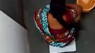 XXX girl pulls her sari up to piss and wash sex opening in the loo