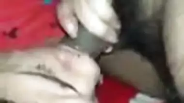 Desi wife impresses guy with XXX blowjob skills captured on camera