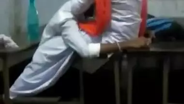 School me masti karte karte pakra gaya