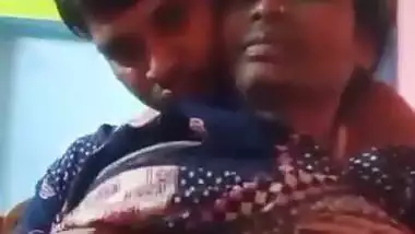 Pervert squeezes mature lady’s boobs in desi aunty sex MMS
