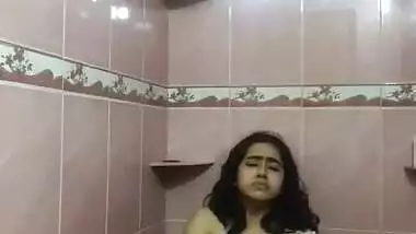 Horny chubby Indian girl fingering viral clip