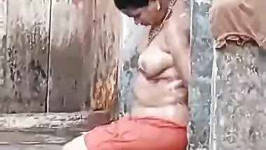 Desi Hot Bhabhi Outdoor Bathing