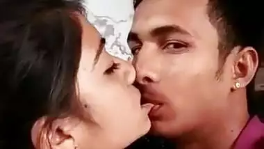 Desi lover kissing video