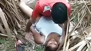 खेत में बड़े आराम से लफंगों को चोदने दे रही लड़की