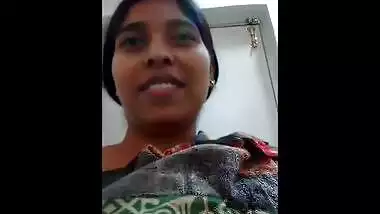 Desi Bhabhi Showing Boobs