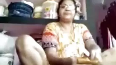 TIRUNELVELI TAMIL DELPHINE AUNTY SHOWING PUSSY HOLE