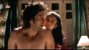 Hot Smooch Between Fardeen & Meghana,