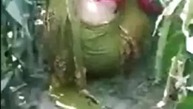 बड़े बूब्स वाली मोटी आंटी खुले में