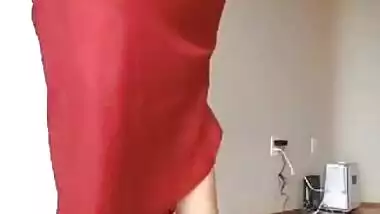 Red sari makes Indian mom look even more amazing when she moves body