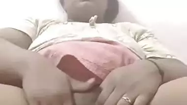 Mature South Indian mom makes XXX video of her fingering Desi cunt