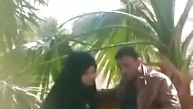 Pakistani hijabi BJ and hand job until cum in public park