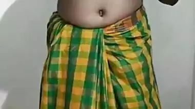 Desi bhbai open her saree