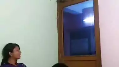 सरकारी बाबू ने ऑफिस में की असिस्टेंट लड़की के साथ किसिंग और चाटी उसकी चूत