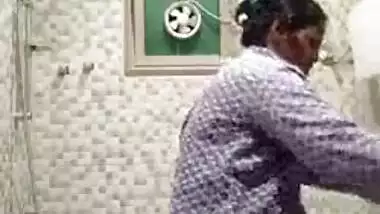 Tamil wife dress change in bathroom video MMS