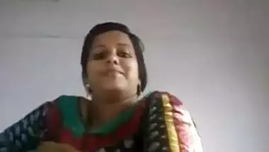 Indian Woman Shows Tits