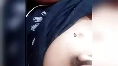 Paki girl pulls chudai T-shirt up allowing XXX girls to hang in sex clip