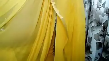 DESI Bhabhi IN TRANSPARENT without blouse SAREE SHOWING BOOBS