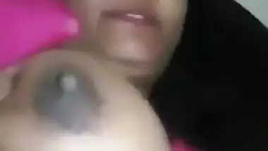 Desi horny aunty saying Jaanu dudu loge and showing boobs