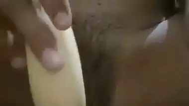Desi lady fucks her wet pussy with a banana