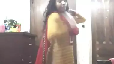 Sexy Dhaka girlfriend Tanzila with her...