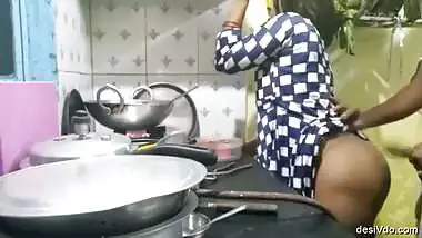 Sexy tamil wife cooks and i fuck