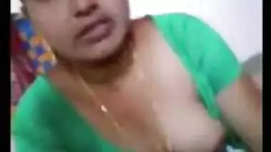 Desi Randi Aunty Talkiing With Her Client Showing Boobs