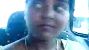 Desi maid romances with the driver in car