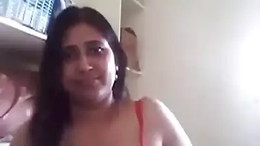 Chubby Bhabi Showing Boobs