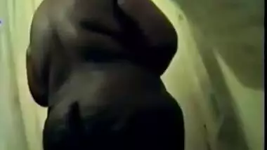 बीबीडब्ल्यू लरकि का फोटो भारतीय शॉवर में