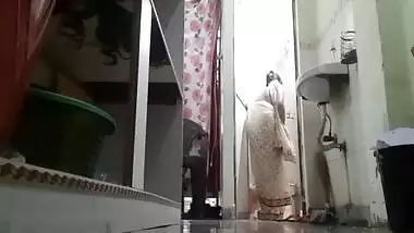 indian house wife cleaning her home and showing boobs and pussy in saare